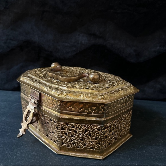 Antique Brass Mughal Jali Cricket Box - Picture 10 of 14